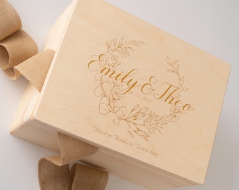 Personalized Wedding Keepsake Box - Wedding Gift | Personalized Wooden Keepsake Box with Flower Wreath | Wedding Couple Souvenir