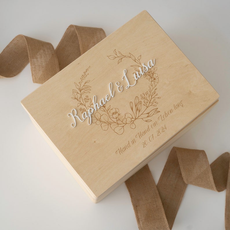 Erinnerungskiste Hochzeit Personalisiert Hochzeitsgeschenk Erinnerungskiste Holzkiste personalisiert Blumenkranz Andenken Brautpaar Bild 3