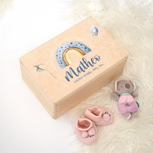 Personalisierte Erinnerungskiste mit Regenbogen - Taufgeschenk Geburtsgeschenk Weihnachtsgeschenk für Kinder Holzkiste Baby Geschenk