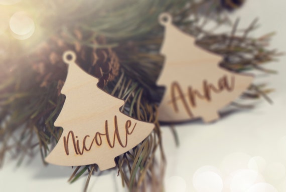 4 Stück Weihnachtsbaumanhänger  personalisiert  " Tanne " aus Holz|  Christbaumanhänger mit Namen mrs deco