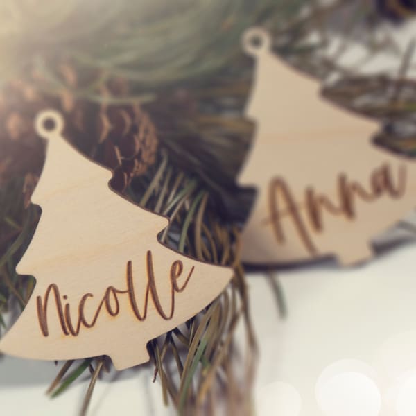 4 Stück Weihnachtsbaumanhänger  personalisiert  " Tanne " aus Holz|  Christbaumanhänger mit Namen mrs deco