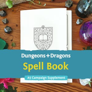 以下が含まれることがあります： Dungeons + Dragons Spell Bookというタイトルの白いA5キャンペーンサプリメント小冊子。中央に本が描かれた黒い線画の盾のエンブレムが特徴です。表紙にはDungeons + Dragons Spell BookおよびA5 Campaign Supplementというテキストが表示されています。