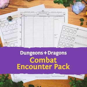 Könnte beinhalten: Ein Set ausgedruckter Dungeons and Dragons Kampf-Encounter-Tracker-Blätter auf weißem Papier. Die Dokumente enthalten schwarze Raster, Initiativ-Tracker und Charakter-Statistikblöcke mit Feldern für Name, HP und Notizen für Tabletop-Spiele.