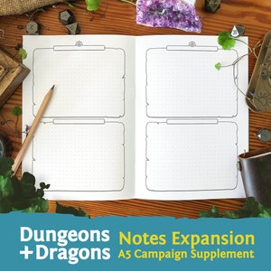 Puede incluir: Un suplemento de campaña imprimible para Dungeons & Dragons, un cuaderno A5 en blanco con páginas de puntos, un borde negro y un título en la parte superior de cada página. El cuaderno está sobre una mesa de madera con dados, una brújula y otros accesorios de juego.