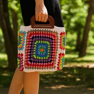 Kleurrijke gehaakte vierkante oma-tas met houten handvat, handgemaakte boho-tas, retro garenportemonnee, cadeau voor haar, festival- of strandtas