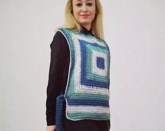 Chaleco de crochet con lazo lateral hecho a mano: pieza bohemia en capas en azul, verde y gris (tallas S-M)