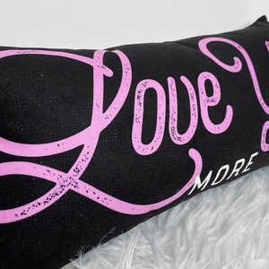 Almohada lumbar de terciopelo negro, regalo para parejas, decoración del hogar, cojín de terciopelo, regalo para ella, cojín negro, regalo de inauguración de la casa