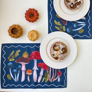 Set di 2 tovagliette a tema funghi autunnali (4, 6 pezzi), tovagliette da tavola a tema bosco autunnale, decorazioni con funghi della foresta, biancheria da cucina per il Giorno del Ringraziamento, regalo accogliente
