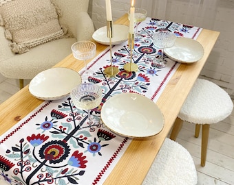Runner da tavola floreale bianco con fiori, elegante decorazione botanica per cucina, soggiorno e occasioni speciali. Decorazione colorata per la sala da pranzo delle feste.