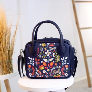 Ethnic Vegan Ledertasche Folk City Handtasche Frauen Tasche Eco-Leder Tasche mit Reißverschluss Boho Schultertasche dunkle Blumen Motiv Kunstleder Geldbörse