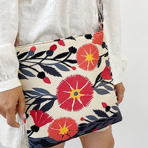 Sac à bandoulière bohème Taystra, sac fourre-tout hippie en toile, sac à fleurs rouges, sac au design folklorique, sac à bandoulière à fermeture éclair, cadeaux uniques pour l'Ukraine, sac pour femme