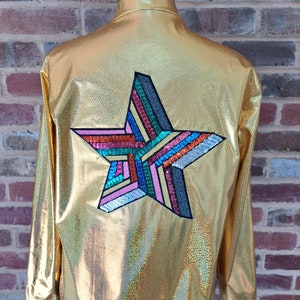 Veste holographique dorée brillante à motif d'étoiles multicolores recouvert de paillettes, idéale pour les festivals, les concerts et les célébrations