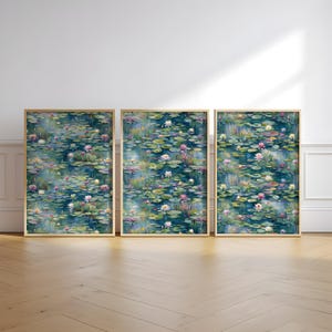 Op de afbeelding: Drie ingelijste kunstdrukken met een aquarelweergave van een vijver vol waterlelies en bloeiende lotusbloemen. Het kunstwerk heeft een teal- en groen kleurenpalet met roze en gele accenten. De frames zijn licht van kleur.
