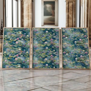 Op de afbeelding: Drie ingelijste kunstdrukken met een aquarel van een vijver vol waterlelies en lotusbloemen. Het kunstwerk heeft een teal en groen kleurenpalet met roze en witte bloemen. De lijsten zijn licht van kleur en de kunst wordt op een betegelde vloer getoond.