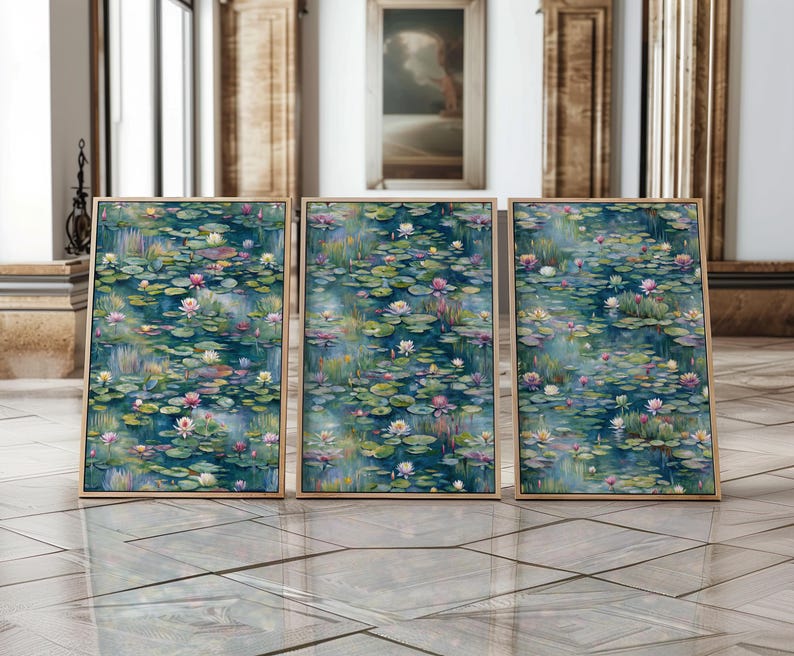 Op de afbeelding: Drie ingelijste kunstdrukken met een aquarel van een vijver vol waterlelies en lotusbloemen. Het kunstwerk heeft een teal en groen kleurenpalet met roze en witte bloemen. De lijsten zijn licht van kleur en de kunst wordt op een betegelde vloer getoond.