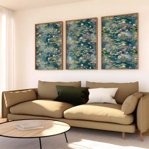 Op de afbeelding: Drie ingelijste wandkunstwerken met een serene waterlelievijver met roze en witte bloemen, groene waterleliebladeren en een donkerblauwe waterachtergrond. De kunstwerken worden getoond boven een beige bank met sierkussens en een ronde salontafel.