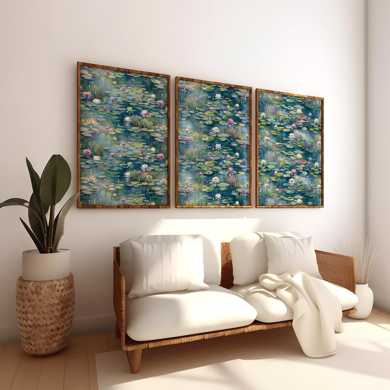 Op de afbeelding: Drie ingelijste wandkunstwerken met een serene waterlelievijver. Het kunstwerk heeft een aquarel stijl met tinten blauw, groen en roze. De lijsten zijn bruin en de kunst hangt boven een witte bank.