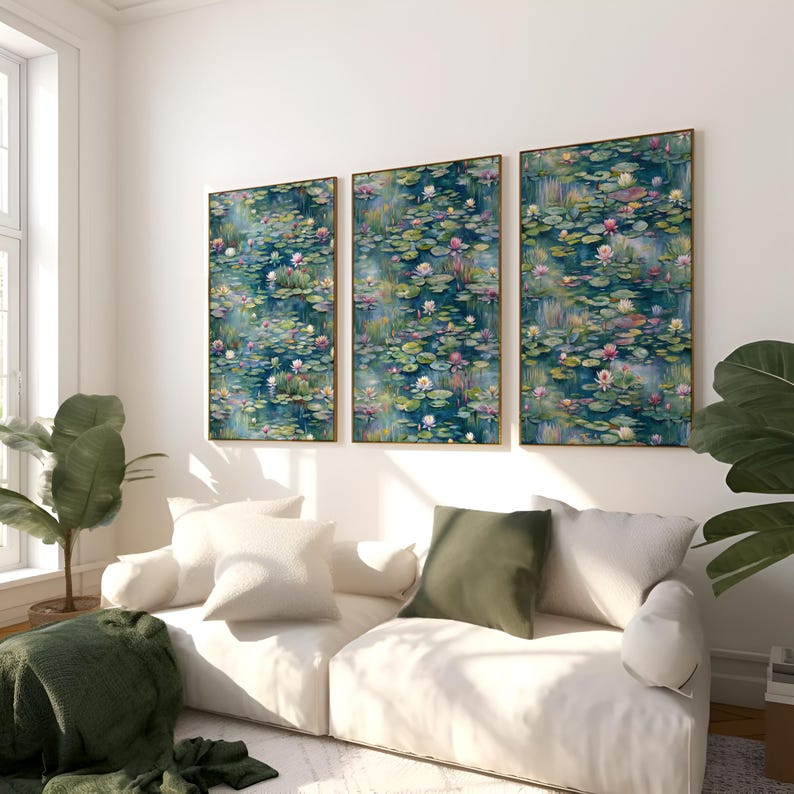 Op de afbeelding: Drie ingelijste kunstwerken die een serene waterlelievijversc&egrave;ne uitbeelden. Het kunstwerk heeft een donkerblauwe achtergrond met gedetailleerde illustraties van waterleliebladeren, roze en witte bloemen en lange groene rietstengels. De frames hebben een gouden afwerking.