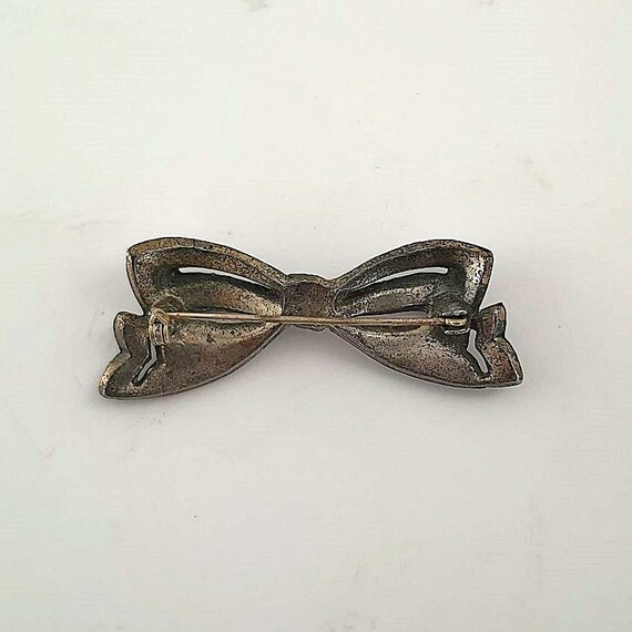 Mid-century metal bow shaped brooch with green cr… - image 2