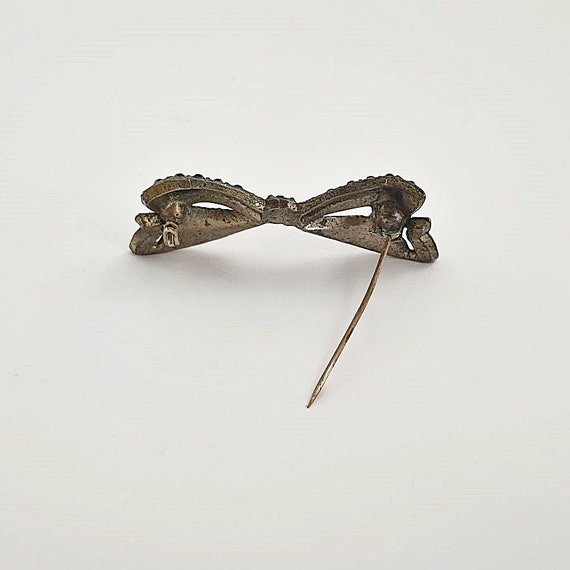 Mid-century metal bow shaped brooch with green cr… - image 3