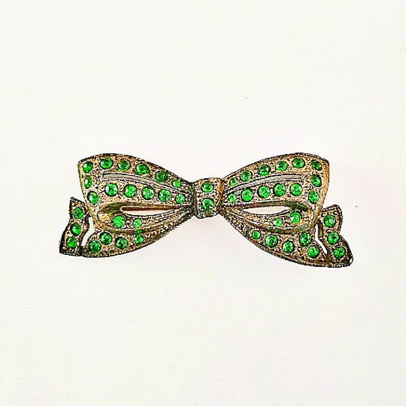 Mid-century metal bow shaped brooch with green cr… - image 1