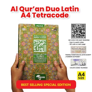 Könnte beinhalten: Ein grünes und goldenes Buch mit dem Titel "Al Qur'an Duo Latin A4 Tetracode" und dem Text "Al-Qur'anulkarlm SUPER MUDAH" in einem weißen Kasten. Das Buch hat einen QR-Code auf dem Cover und den Text "DUO LATIN TAJWID TETRACODE" in einem weißen Kasten. Das Buch wird von zwei Händen gehalten.