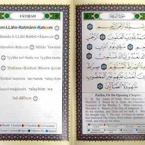 Può includere: Una pagina del Corano, il libro sacro dell'Islam, con testo arabo e traduzione in inglese. Il testo è evidenziato con colori e numeri diversi. La pagina è incorniciata da un bordo decorativo.