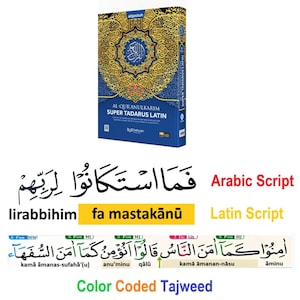 Puede incluir: Un libro de tapa dura titulado "AL-QUR'ANULKARIM SUPER TADARUS LATIN" con un diseño de cubierta dorada y azul. Debajo del libro hay escrituras árabe y latina, y una guía de Tajweed codificada por colores. También se ven los textos "Arabic Script" y "Latin Script".