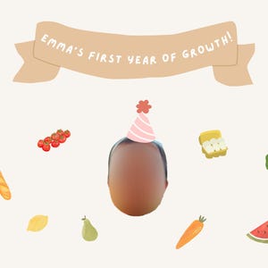 以下が含まれることがあります： 水彩画風の果物や野菜に囲まれた「EMMA'S FIRST YEAR OF GROWTH！」の文字が入ったイラスト。中央にはパーティーハットをかぶった人がいます。