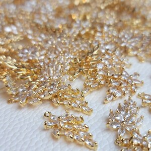 Dije de Flor Grande, Dije de Zirconia Cúbica Chapado en Oro de 18k 6 pieces