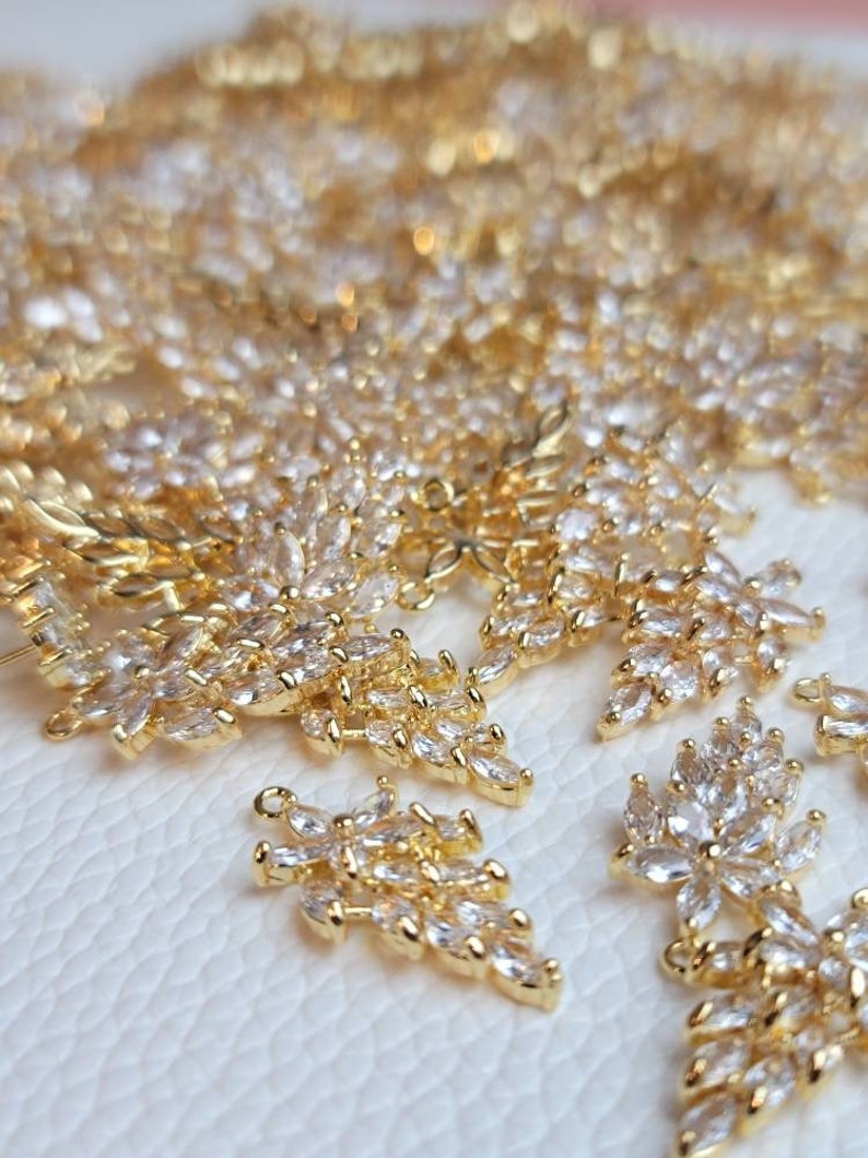 Dije de Flor Grande, Dije de Zirconia Cúbica Chapado en Oro de 18k 6 pieces