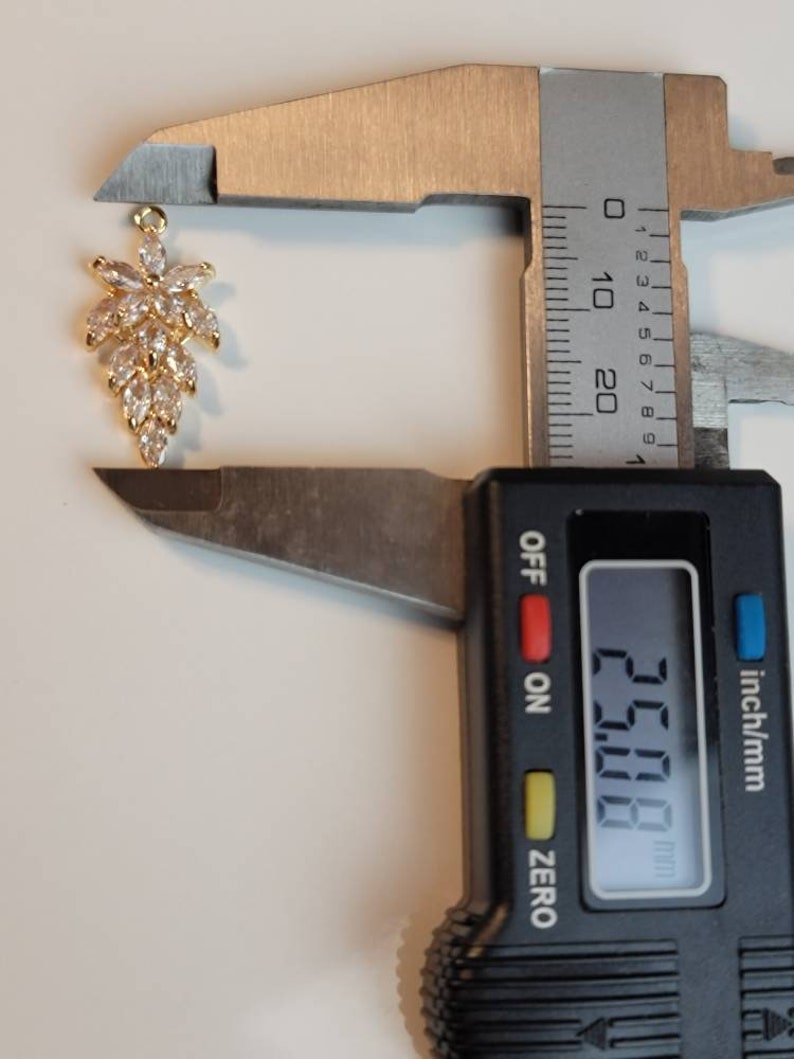 Dije de Flor Grande, Dije de Zirconia Cúbica Chapado en Oro de 18k imagen 9