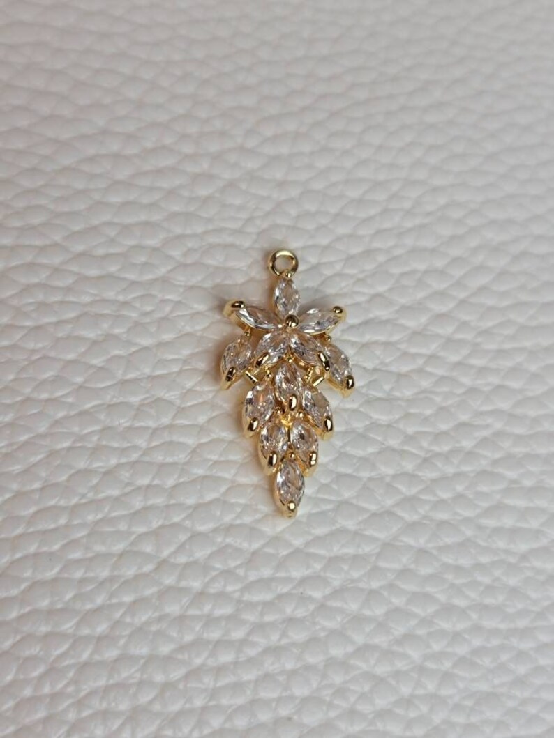 Dije de Flor Grande, Dije de Zirconia Cúbica Chapado en Oro de 18k imagen 6