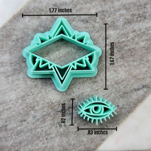 Puede incluir: Dos cortadores de galletas de plástico azul turquesa. El cortador más grande tiene forma de estrella con un diamante en el centro. El cortador más pequeño tiene forma de ojo. El cortador más grande mide 1,77 pulgadas de ancho y 1,67 pulgadas de alto. El cortador más pequeño mide 0,83 pulgadas de ancho y 0,62 pulgadas de alto.