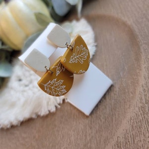 Pendientes de hoja de arce amarillo