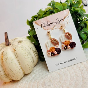 Herbst Blumen Kürbis Ohrringe, Ton Kürbis Ohrringe mit Blumen, Süße Florale Ton Kürbis Ohrringe