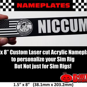Pode incluir: Placa de identificação em acrílico preto com a palavra "NICCUM" em branco. Apresenta uma bandeira americana e um logotipo de cavalo. A placa mede 38,1 mm x 203,2 mm e foi projetada para personalização.