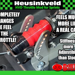 Puede incluir: Un módulo de acelerador negro y plateado para un simulador de carreras. El módulo cuenta con un resorte rojo y una perilla de ajuste plateada. El texto "Heusinkveld HVD Throttle Mod for Sprints" es visible en la parte superior de la imagen. El texto "COMPLETELY CHANGES THE FEEL OF THE THROTTLE!" es visible en el lado izquierdo de la imagen. El texto "FEELS MUCH MORE LIKE A REAL CAR!" es visible en el lado derecho de la imagen. El texto "Stiffness more Adjustable than Stock" es visible en la parte inferior de la imagen.