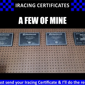 Puede incluir: Una exhibici&oacute;n de cuatro certificados iRacing enmarcados, montados en una panel perforado. Los certificados negros con texto blanco conmemoran logros de carreras, incluyendo "First Win", "1st Place", "2nd Place" y "Ninth Place". El texto "IRACING CERTIFICATES" y "A FEW OF MINE" est&aacute; en la parte superior.