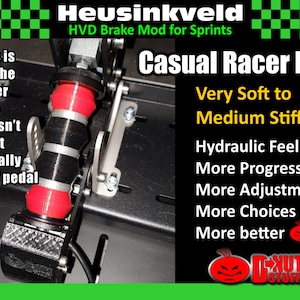 Pode incluir: Um kit de modificação de pedal de freio preto e vermelho para simuladores de corrida. O kit é rotulado como "Casual Racer Kit" e apresenta uma descrição dos recursos do produto, incluindo "Muito macio a médio rígido", "Sensação hidráulica", "Mais progressivo", "Mais ajuste", "Mais opções" e "Mais melhor".