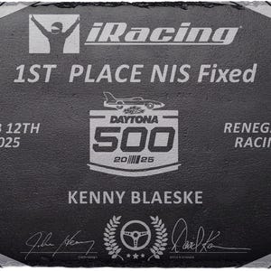 Puede incluir: Placa de pizarra negra con texto y gr&aacute;ficos blancos grabados. La placa conmemora un evento de carreras, con el texto "1ST PLACE NIS Fixed", "DAYTONA 500" y el nombre "KENNY BLAESKE". Tambi&eacute;n se incluye la fecha "FEB 12TH 2025".