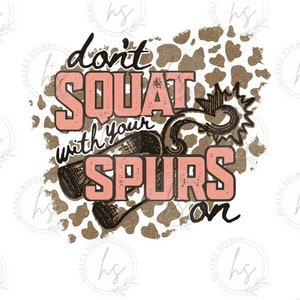Può includere: Un design grafico rosa e marrone con uno sfondo a stampa di mucca. Il testo dice "don't SQUAT with your SPURS on".