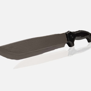 Può includere: Un coltello giocattolo di plastica grigio e nero con una lama seghettata e un manico nero.