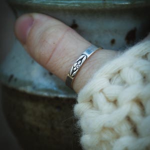 Forget Me Not-ring, sterlingzilveren bloemenring, sentimentele cadeaus voor haar, sierlijke bloemenring, miskraamring, eenvoudige trouwring