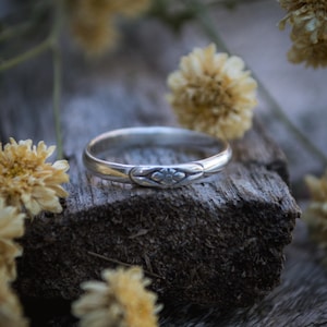 Forget Me Not-ring, sterlingzilveren bloemenring, sentimentele cadeaus voor haar, sierlijke bloemenring, miskraamring, eenvoudige trouwring