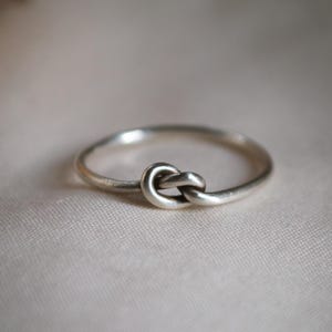 Knotenring, Liebesknotenring aus Sterlingsilber, Knotenring aus Silber, zierlicher Knotenring, handgefertigter Schmuck, sentimentale Geschenke, Geschenke für sie, Unendlichkeit
