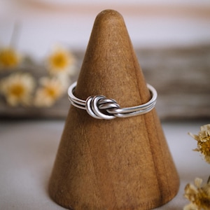 Doppelknotenring, Liebesknotenring aus Sterlingsilber, Knotenring aus Silber, zierlicher Knotenring, handgefertigter Schmuck, sentimentale Geschenke, Geschenke für sie