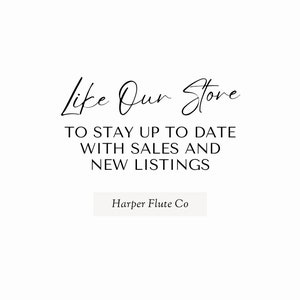 Puede incluir: Gr&aacute;fico de texto que dice "Like Our Store" en escritura cursiva. Debajo del texto hay una llamada a la acci&oacute;n para mantenerse al d&iacute;a con las ventas y las nuevas listas. El texto "Harper Flute Co" est&aacute; en un cuadro rectangular.