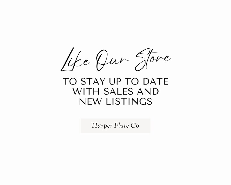 Puede incluir: Gr&aacute;fico de texto que dice "Like Our Store" en escritura cursiva. Debajo del texto hay una llamada a la acci&oacute;n para mantenerse al d&iacute;a con las ventas y las nuevas listas. El texto "Harper Flute Co" est&aacute; en un cuadro rectangular.