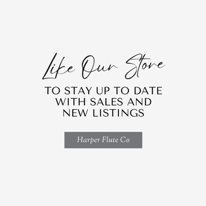 以下が含まれることがあります： 手書きのフォントで「Like Our Store」と書かれたテキストグラフィック。テキストの下には、「セールや新商品情報を最新の状態に保つ」という行動喚起の言葉があります。行動喚起の言葉の下には、「Harper Flute Co.」と書かれたボタンがあります。